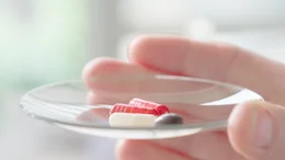 Pillen auf einem Glasteller: Placebos k&ouml;nnen zum Beispiel Schmerzen lindern.