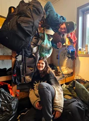 Emilia (unten) und Leyla im Packchaos kurz vor der Husky Tour.