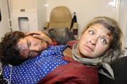 Mia (Josephine Schmidt, r.) und Alexander (Paul Grasshoff, l.) glauben schon, dass sie die Feuerkatastrophe gut überstanden haben, doch dann bricht Alex an den Folgen einer Rauchvergiftung zusammen ... Mia (Josephine Schmidt, r.) und Alexander (Paul Grasshoff, l.) glauben schon, dass sie die Feuerkatastrophe gut überstanden haben, doch dann bricht Alex an den Folgen einer Rauchvergiftung zusammen ...
