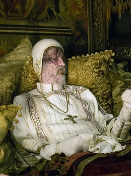 Cardinal d'Ambroise (Christopher Lee) ist todkrankCardinal d'Ambroise (Christopher Lee) ist todkrank