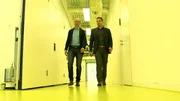 Karsten Schwanke (rechts) und Dr. Edwin Mulder in den hochmodernen Räumen des DLR-Schlaflabors. Karsten Schwanke (rechts) und Dr. Edwin Mulder in den hochmodernen Räumen des DLR-Schlaflabors.