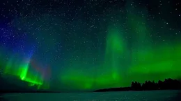 Bei idealen Wetterbedingungen hat man vielleicht das Gl&uuml;ck die Aurora Borealis &uuml;ber dem gefrorenen Inari-See zu bestaunen.