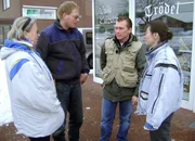 Tr&ouml;del-Experte Otto Schulte (2.v.re.) muss dieses Mal zwischen Ilse (li.) und ihrer Schwiegertochter Doreen (re.) vermitteln. Otto Schulte muss hier erst einmal die Wogen gl&auml;tten, bevor er sich ans Sichten der Sch&auml;tze machen kann.