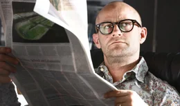 Vater Philipp (J&uuml;rgen Vogel) hat mehr Verst&auml;ndnis als seine Frau Elisabeth daf&uuml;r, dass Tochter Mika sich nicht f&uuml;r Mathematik und Quantenphysik interessiert.