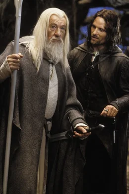 L-R: Gandalf (Ian McKellen) und Aragorn (Viggo Mortensen)