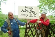 Jetzt sind die Vorbereitungen fertig! Peter (Peter Lustig, l.) und Paschulke (Helmut Krauss, r.) laden zur Besichtigung der Biber-Burg ein.