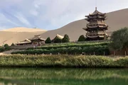 Der Mondsichelsee mit seiner historischen Pagode nicht weit von der Oase Dunhuang, einem traditionellen Knotenpunkt an der Seidenstra&szlig;e, entfernt.