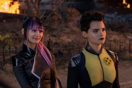 L-R: Yukio (Shioli Kutsuna) und Negasonic Teenage Warhead (Brianna Hildebrand)