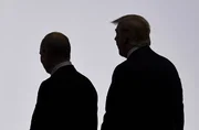 Donald J. Trump und Wladimir Putin bei ihrem letzten Treffen vor dem Krieg, in Japan. Donald J. Trump und Wladimir Putin bei ihrem letzten Treffen vor dem Krieg, in Japan.