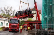 Die aufgearbeitete Museumslok wird von einer Spezialfirma per Lastenkran in die zukünftige Erlebniswelt gehoben
