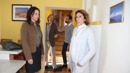 Sabine Fuchs (Kristins Bangert, vorne li.) mit Vera (Adele Neuhauser, vorne r.), Dr. Stelzhammer (Eisi Gulp, hinten l.) und Richie (Dominik Maringer, hinten r.).