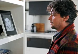 Robert (Fritz Karl) ist wieder in seiner Wohnung, doch sein altes Leben ist ihm fremd geworden.