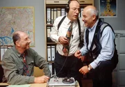 Kommissar Stoever (Manfred Krug, Mitte) und Brockm&ouml;ller (Charles Brauer, rechts) kommen auf die entscheidende Spur: Stoever erinnert sich, die Stimme des M&ouml;rders schon einmal in einem anderen Zusammenhang geh&ouml;rt zu haben.