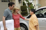 L-R: Phil Dunphy (Ty Burrell), Claire Dunphy (Julie Bowen), Manny Delgado (Rico Rodriguez)