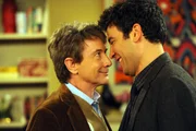 Lily und Marshall geben eine Einweihungsparty, auf der es sich Ted (Josh Radnor, r.) beinahe mit Marshalls Chef Garrison Cootes (Martin Short, l.) verscherzt ...