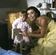 3. Um Franziska (Frauke Tholen) schart sich die gesamte Familie Schumann, denn die Jüngste steht im Mittelpunkt der Fernsehfamilie. (Thekla Carola Wied). 3. Um Franziska (Frauke Tholen) schart sich die gesamte Familie Schumann, denn die Jüngste steht im Mittelpunkt der Fernsehfamilie. (Thekla Carola Wied).