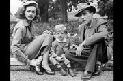 Die Hollywood-Legenden Humphrey Bogart und Lauren Bacall mit ihrem gemeinsamen Sohn Stephen – ein intimer Familienmoment Die Hollywood-Legenden Humphrey Bogart und Lauren Bacall mit ihrem gemeinsamen Sohn Stephen – ein intimer Familienmoment