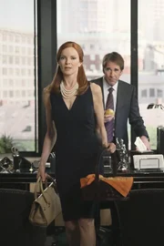 Bree (Marcia Cross, l.) versucht den berühmtberüchtigten Anwalt Trip Weston (Scott Bakula, r.) zu engagieren, da sie plötzlich die Hauptverdächtige im Mordfall um Alejandro ist. Bree (Marcia Cross, l.) versucht den berühmtberüchtigten Anwalt Trip Weston (Scott Bakula, r.) zu engagieren, da sie plötzlich die Hauptverdächtige im Mordfall um Alejandro ist.