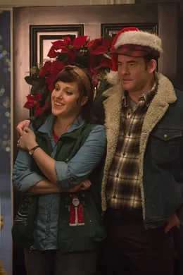 (v.l.n.r.) Linda (Allison Tolman); Howard (David Koechner)