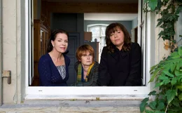 Helene (Gundi Ellert, rechts) ist seit der Schulzeit mit Rosina (Gudrun Landgrebe) und Luise (Barbara de Koy) befreundet. Jetzt sind alle drei in einer Umbruchsituation und beschlie&szlig;en, wenigstens vor&uuml;bergehend zusammenzuziehen.