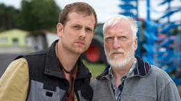 Felix (Christoph Schechinger) und Johannes (Ernst St&ouml;tzner) m&ouml;chten sich einen M&auml;hdrescher ausleihen.