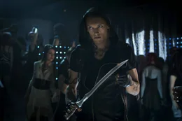 Als bester Schattenj&auml;ger seiner Generation l&auml;sst sich Jace (Jamie Campbell Bower) von nichts und niemandem von seinem Ziel, D&auml;monen zu jagen, ablenken - bis die hitzk&ouml;pfige Clary, ein scheinbar gew&ouml;hnliches M&auml;dchen, in sein Leben platzt ...