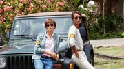 Obwohl die beiden Kommissarinnen Gaëlle Crivelli (Beatrice de la Boulaye, l.) und Mélissa Sainte-Rose (Sonia Rolland, r.) grundverschieden sind, halten sie zusammen und versuchen, die vielen Mordfälle auf der Insel Martinique aufzuklären. Obwohl die beiden Kommissarinnen Gaëlle Crivelli (Beatrice de la Boulaye, l.) und Mélissa Sainte-Rose (Sonia Rolland, r.) grundverschieden sind, halten sie zusammen und versuchen, die vielen Mordfälle auf der Insel Martinique aufzuklären.