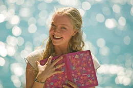 Sophie (Amanda Seyfried) ist jung und - dank wenig Lebenserfahrung - eine hoffnungslose Romantikerin.