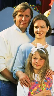 Das Waisenkind Iris (Jana Kilka) hat Dr. Stefan Frank (Sigmar Solbach), der ihr das Leben gerettet hat und Dr. Bea Gerlach (Isabelle von Siebenthal) zum Kinderfest ins Waisenhaus eingeladen.