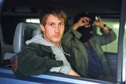 Felix (David Rott, l.) und Max (Max Tidof, r.) warten auf den Geldtransporter.