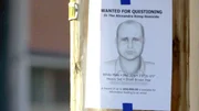 Das Bild zeigt einen Holzpfosten mit einem Plakat zu einer Mordermittlung. Darauf steht: &bdquo;WANTED FOR QUESTIONING in the Alexandra Kemp Homicide&ldquo; und die Beschreibung: &bdquo;White Male, Mid 30&rsquo;s, 5&rsquo;8&rdquo;&ndash;6&rsquo;0&rdquo;, Heavy Set, Short Brown Hair&ldquo;. Belohnung bis zu 50.000 US-Dollar.