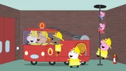 Peppa und Schorsch besuchen ihre Mama bei der M&uuml;tterfeuerwehr.  Da geht ein Alarm ein: Die V&auml;ter haben bei ihrer Grillfeier den Grill in Brand gesetzt.