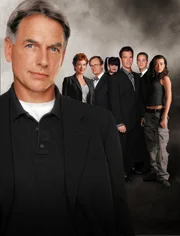 (3. Staffel) - Die NAVY CIS untersucht Verbrechen, die auf irgendeine Weise mit der US-Navy oder dem Marine Korps zu tun haben. Das Team: Leroy Gibbs (Mark Harmon, l.), Dr. Donald Mallard (David McCallum, 3.v.l.), Abby Sciuto (Pauley Perrette, M.), Anthony DiNozzo (Michael Weatherly, 3.v.r.), Jenny Shepard (Lauren Holly, 2.v.l), Tim McGee (Sean Murray, 2.v.r.) und Ziva David (Cote de Pablo, r.) ...