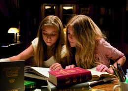 Nachts stellen Erika (Aleen Jana K&ouml;tter) und Nanni (Sophia M&uuml;nster) heimlich Nachforschungen in der Bibliothek von Internat Lindenhof an.