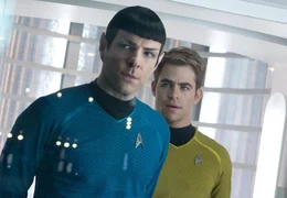 Als ein f&uuml;rchterlicher Terroranschlag London ersch&uuml;ttert, werden Kirk (Chris Pine, r.) und Spock (Zachary Quinto, l.) auf eine lebensgef&auml;hrliche Vergeltungsreise geschickt ...