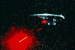 Das klingonische Raumschiff wird von der Enterprise beschossen ...
