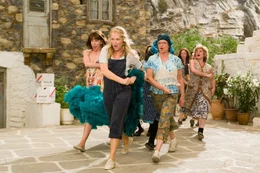 Auch das liebe Geld - oder sein Fehlen - kann Anlass zum Tanzen sein: Donna (Meryl Streep, M.), Tanya (Christine Baranski, l.) und Rosie (Julie Walters, vorne, r.).