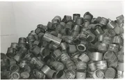 Leere Zyklon-B-Dosen im Museum Auschwitz. Leere Zyklon-B-Dosen im Museum Auschwitz.