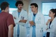 Reden ihrem Patienten ins Gewissen: Lorenzo Balducci als Tommy, Pierpaolo Spollon als Dr. Riccardo Bonvegna, Giacomo Giorgio als Dr. Federico Lentini, Matilde Gioli als Dr. Giulia Giordano Reden ihrem Patienten ins Gewissen: Lorenzo Balducci als Tommy, Pierpaolo Spollon als Dr. Riccardo Bonvegna, Giacomo Giorgio als Dr. Federico Lentini, Matilde Gioli als Dr. Giulia Giordano