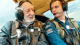 Dieter Hallervorden (li.) mit Pilot Nico Niebergall (re.) in einem Kunstflugzeug &uuml;ber Dessau. Weiteres Bildmaterial finden Sie unter www.br-foto.de.