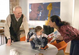 Franz (Arthur Brauss) hat sich schnell mit Maya (Maya Lauterbach) angefreundet, Lisas (Sandra Speichert) aufgeweckte Tochter.