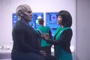 Lieutenant Commander Bortus (Peter Macon, l.); Dr. Claire Finn (Penny Johnson Jerald, r.)