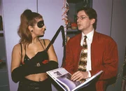 Auf Hausers (Max Herbrechter) Junggesellen-Party wird der angehende Ehemann von der Stripperin stark verunsichert; er versucht, seine Unsicherheit zu überspielen.