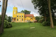 Ein echtes Schloss mit riesigem Garten ist das WG-Zuhause f&uuml;r Alexa, Anna, Feli, Luise und Toni.