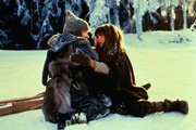 Ronja (Hanna Zetterberg) hat einen Schneeschuh verloren. Freund Birk (Dan H&aring;fstr&ouml;m) hilft ihr.