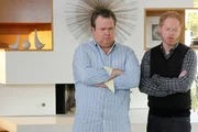 Cameron (Eric Stonestreet, l.) und Mitchell (Jesse Tyler Ferguson) überlegen, wie sie Amelia den roten Fleck auf dem sündhaft teuren Teppich erklären sollen, den Cameron verursacht hat. Cameron (Eric Stonestreet, l.) und Mitchell (Jesse Tyler Ferguson) überlegen, wie sie Amelia den roten Fleck auf dem sündhaft teuren Teppich erklären sollen, den Cameron verursacht hat.