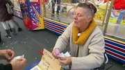 Anette ist Fr&uuml;hrentnerin und leidet an schweren gesundheitlichen Problemen. Im Alltag ist die 59-J&auml;hrige auf einen Rollator angewiesen und kommt mit ihrer Rente kaum aus. Um zu &uuml;berleben verkauft sie Lose auf dem Jahrmarkt.
