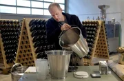 Winzer Maximilian Wagner bereitet den Hefeansatz für die Flaschengärung in seiner Sektmanufaktur vor. Winzer Maximilian Wagner bereitet den Hefeansatz für die Flaschengärung in seiner Sektmanufaktur vor.