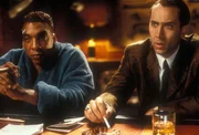W&auml;hrend eines Boxkampfes von Lincoln Taylor (Stan Shaw, l.) wird der Verteidigungsminister erschossen. Der Cop Rick Santoro (Nicolas Cage, r.), der eigentlich nur zum Vergn&uuml;gen anwesend war, bemerkt schnell, dass es sich hier um eine gro&szlig;e Verschw&ouml;rung handelt ...
