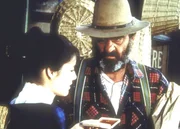 Mr. Edwards (Victor French, M.) hat ein Geschenk für Jane (Jill Schoelen). Mr. Edwards (Victor French, M.) hat ein Geschenk für Jane (Jill Schoelen).